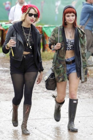 Mit ihrer Schwester Pixie (r.) besuchte Peaches als Teenager das legendäre Glastonbury Festival.
