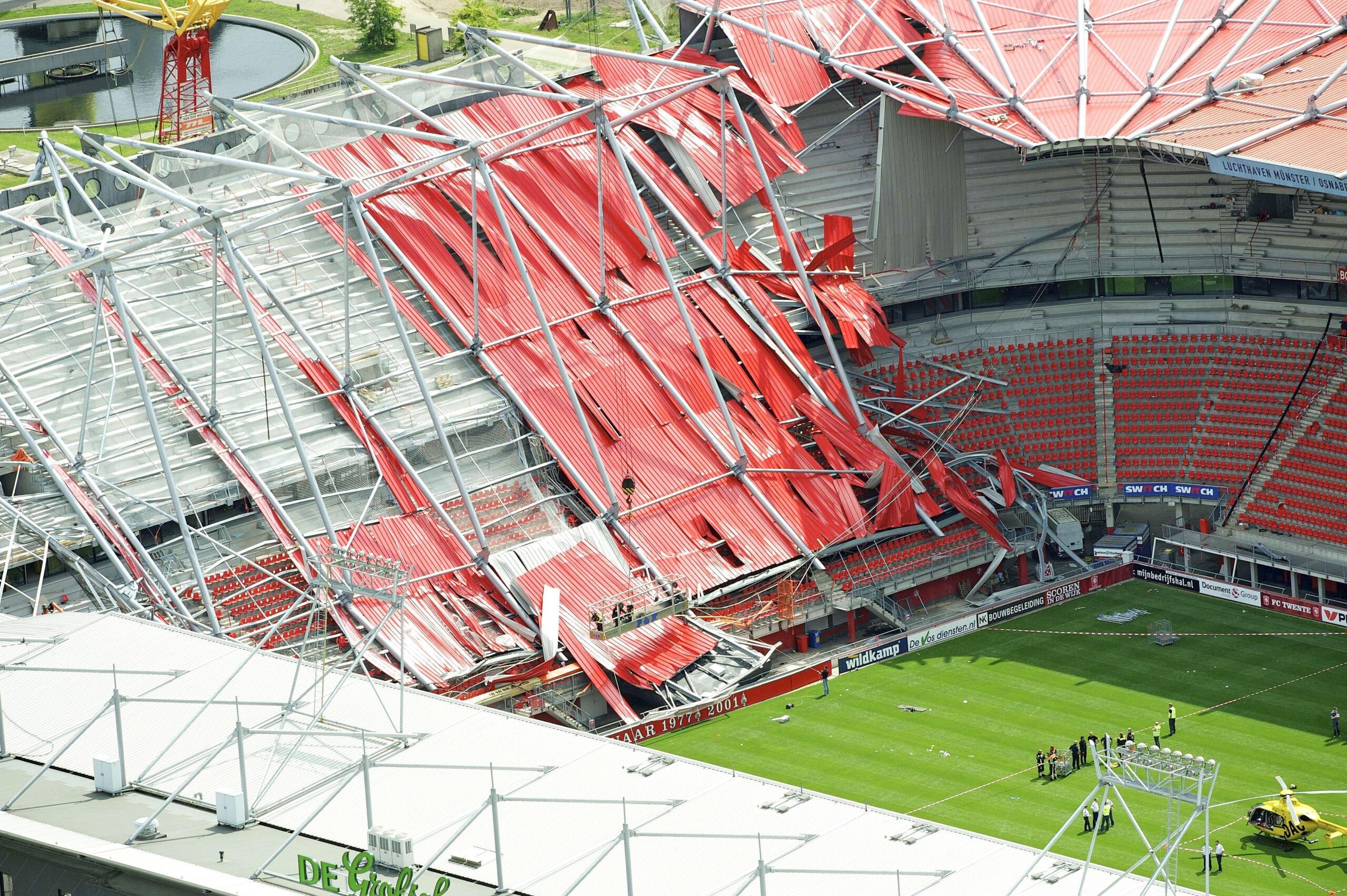 ...im Stadion des niederländischen Fußball-Ehrendivisionärs und aktuellen Vizemeisters FC Twente Enschede. Das Dach...
