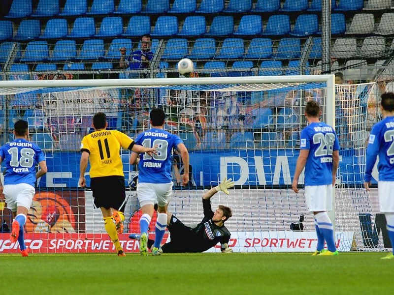 Der VfL Bochum verliert sein Heimspiel gegen Arminia Bielefeld mit 1:4. Die Impressionen aus dem Rewirpower-Stadion.