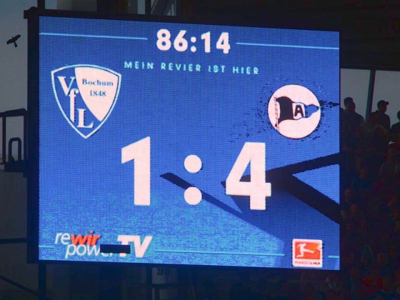 Der VfL Bochum verliert sein Heimspiel gegen Arminia Bielefeld mit 1:4. Die Impressionen aus dem Rewirpower-Stadion.
