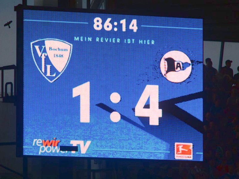Der VfL Bochum verliert sein Heimspiel gegen Arminia Bielefeld mit 1:4. Die Impressionen aus dem Rewirpower-Stadion.