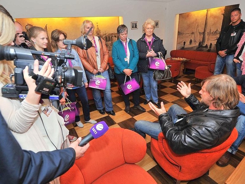 Die fünf WAZ-Leserinnen durften Henning Baum in der Lichtburg persönlich treffen und befragen.