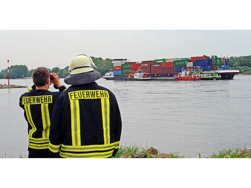 Das Foto zeigt die  Löscharbeiten der Feuerwehr an dem mit Kohle beladenen niederländischen Schiff Wantij, das auf dem Rhein bei Rees Mehr einen Motorbrand hatte und dadurch manoverierunfähig geworden ist. Zur Stabilisierung während des Löschvorgangs wurde das Schiff an das Containerschiff Salute angedockt.