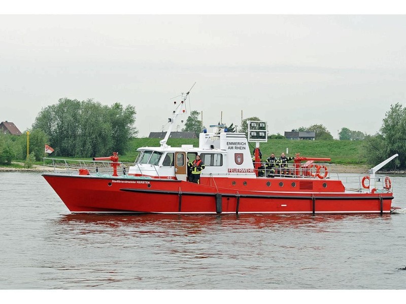 Das Foto zeigt die  Löscharbeiten der Feuerwehr an dem mit Kohle beladenen niederländischen Schiff Wantij, das auf dem Rhein bei Rees Mehr einen Motorbrand hatte und dadurch manoverierunfähig geworden ist. Zur Stabilisierung während des Löschvorgangs wurde das Schiff an das Containerschiff Salute angedockt.