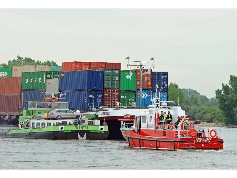 Das Foto zeigt die  Löscharbeiten der Feuerwehr an dem mit Kohle beladenen niederländischen Schiff Wantij, das auf dem Rhein bei Rees Mehr einen Motorbrand hatte und dadurch manoverierunfähig geworden ist. Zur Stabilisierung während des Löschvorgangs wurde das Schiff an das Containerschiff Salute angedockt.