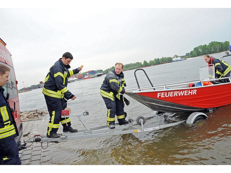 Das Foto zeigt die  Löscharbeiten der Feuerwehr an dem mit Kohle beladenen niederländischen Schiff Wantij, das auf dem Rhein bei Rees Mehr einen Motorbrand hatte und dadurch manoverierunfähig geworden ist. Zur Stabilisierung während des Löschvorgangs wurde das Schiff an das Containerschiff Salute angedockt.