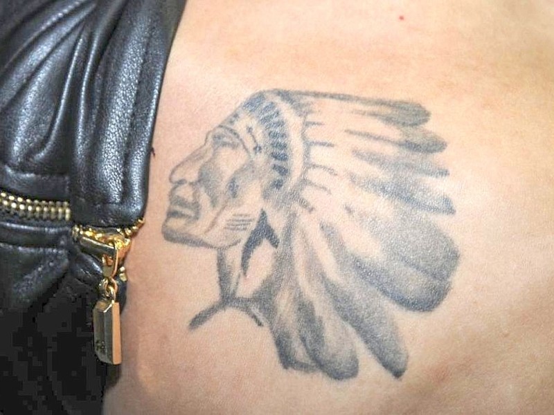 Dieser Promi trägt eine ganze Sammlung von Tattoos auf seinem Körper, unter anderem ...