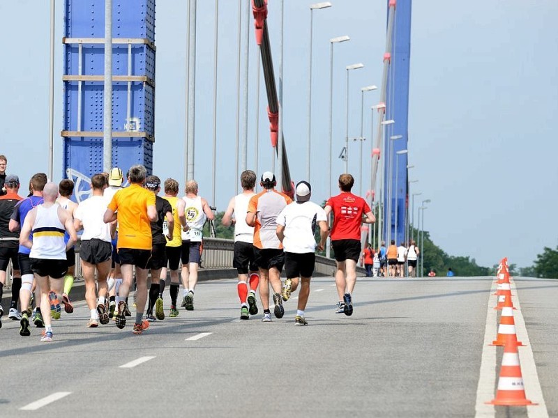 6000 Läufer sind am Sonntag beim Rhein-Ruhr-Marathon in Duisburg auf die Strecke gegangen.