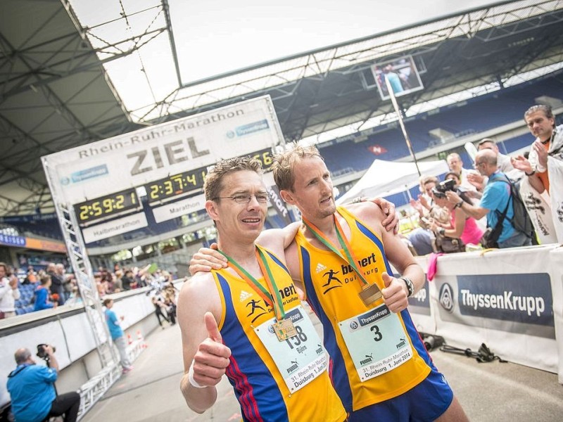 DUISBURG - Am Sonntag, den 01.06.2014 wurde der Rhein Ruhr Marathon im Stadion des MSV Duisburg fotografiert.Foto: Fabian Strauch / WAZ FotoPool ## Im Bild: Björn Tertünte und Karsten Kruck ##