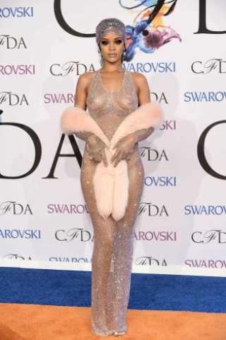 Du wirst nie stylisch sein, wenn du nichts riskierst: Rihanna ist in New York als Mode-Ikone ausgezeichnet worden. Den Anlass nutzte sie einmal mehr für ein gewagtes Outfit.