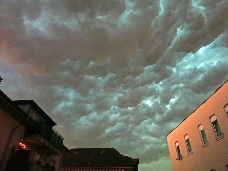 Gewitterwolken zogen am Montagabend in Köln auf.