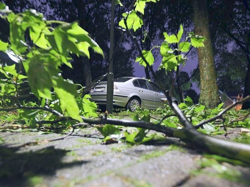 Starke Unwetter über NRW und dem Ruhrgebiet in Oberhausen: An vielen Bäumen sind Äste abgebrochen, die Straßen sind mit abgegrochenen Ästen bedeckt.