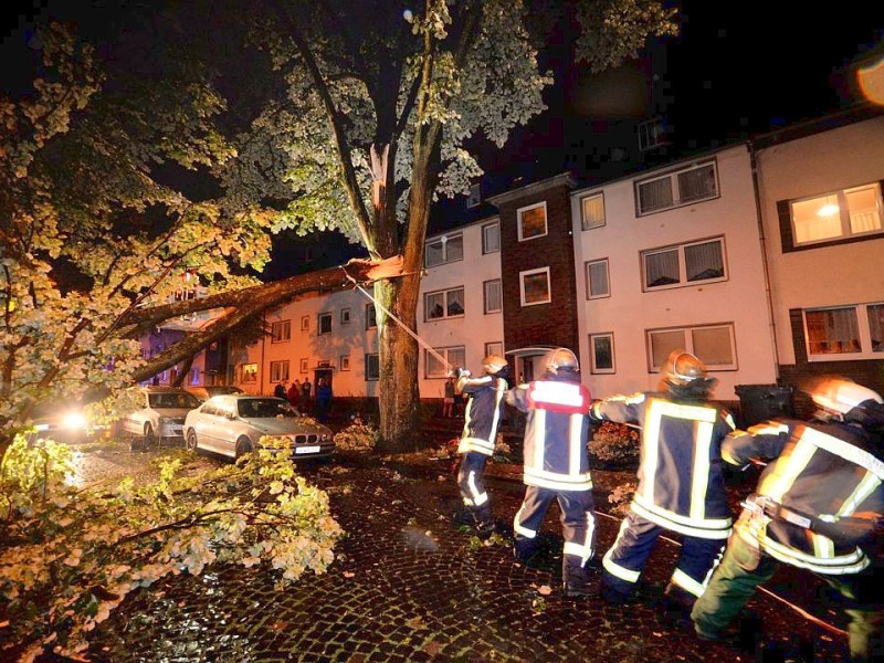 Die Schadenshöhe war in Duisburg zunächst nicht absehbar, jedoch sind zahlreiche Autos beschädigt worden.