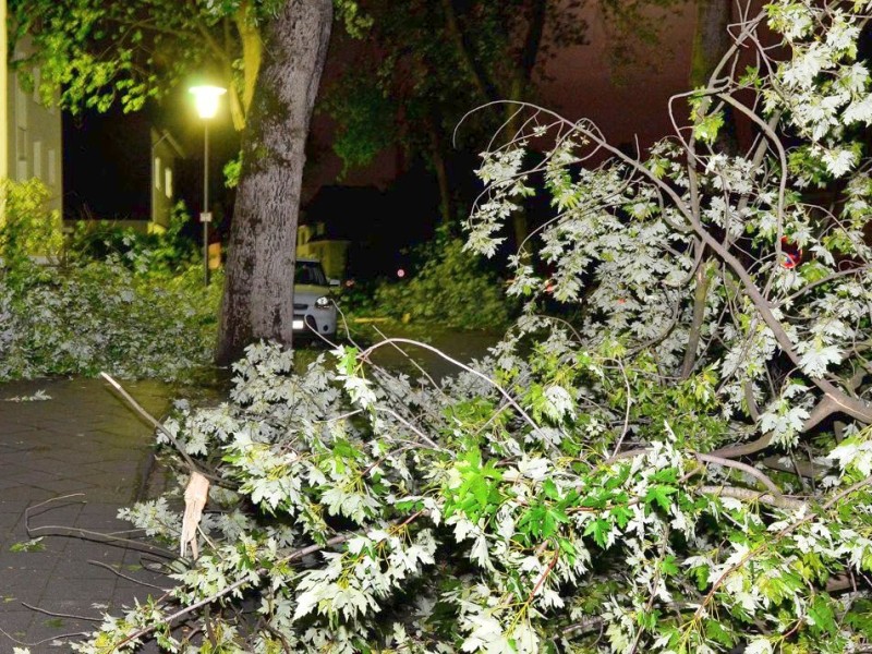 In den späten Abendstunden tobte ein extremes Unwetter über Bochum und hinterließ nach gut 30 Minuten ein totales Chaos. Im Bild: kein Durchkommen mehr auf der Bergstraße, Höhe Kunstmuseum.