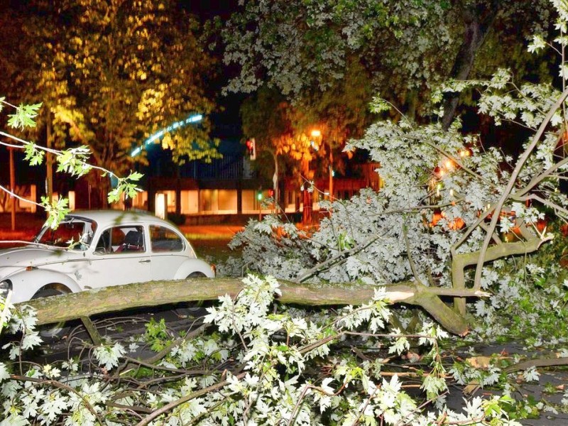 In den späten Abendstunden tobte ein extremes Unwetter über Bochum und hinterließ nach gut 30 Minuten ein totales Chaos. Im Bild: kein Durchkommen mehr auf der Bergstraße, im Hintergrund das Kunstmuseum.