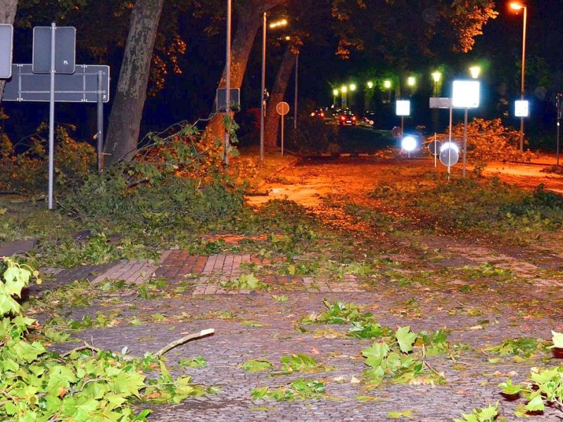 In den späten Abendstunden tobte ein extremes Unwetter über Bochum und hinterließ nach gut 30 Minuten ein totales Chaos. Im Bild: Blick in die Klinikstraße, Richtung Josef-Hospital.