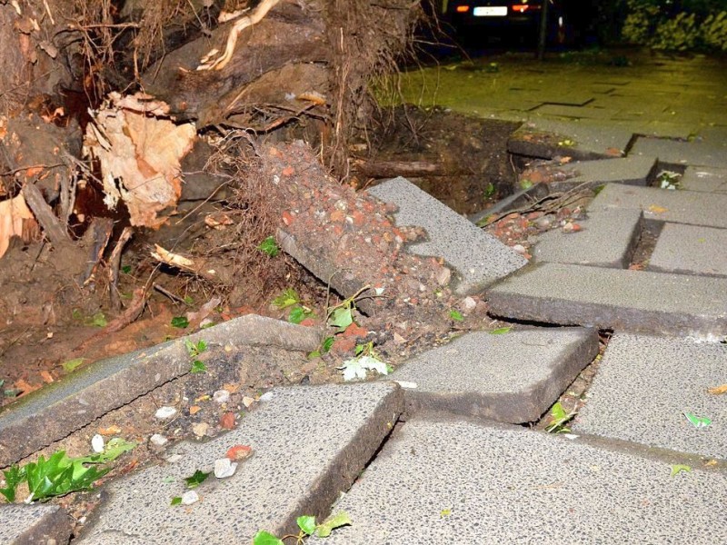 In den späten Abendstunden tobte ein extremes Unwetter über Bochum und hinterließ nach gut 30 Minuten ein totales Chaos. Im Bild: Klinikstraße, Höhe Kreisverkehr.Foto: