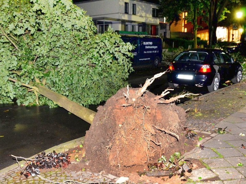 In den späten Abendstunden tobte ein extremes Unwetter über Bochum und hinterließ nach gut 30 Minuten ein totales Chaos. Im Bild: Klinikstraße, Höhe Kreisverkehr.