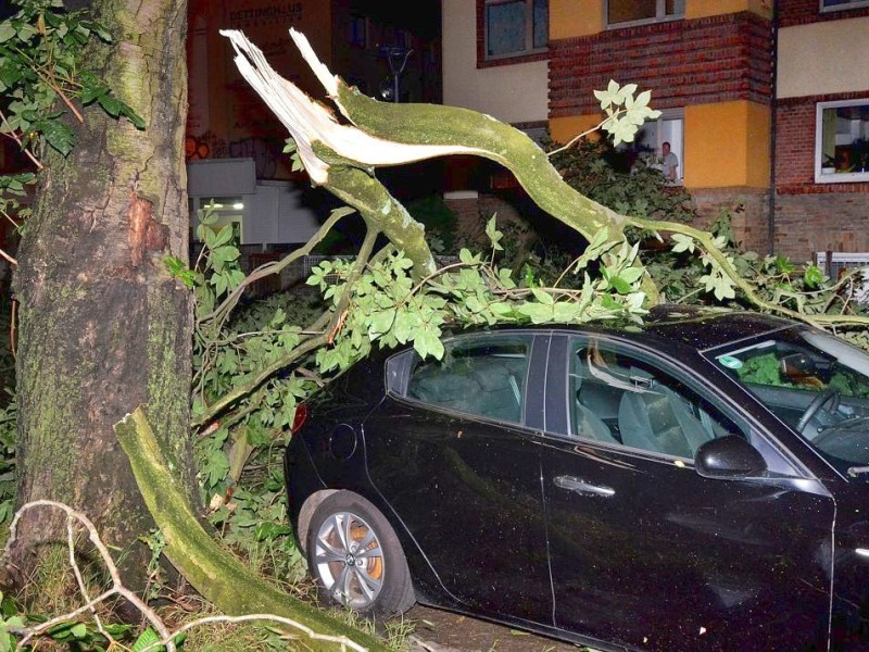 In den späten Abendstunden tobte ein extremes Unwetter über Bochum und hinterließ nach gut 30 Minuten ein totales Chaos. Im Bild: die Freiligrathstraße.