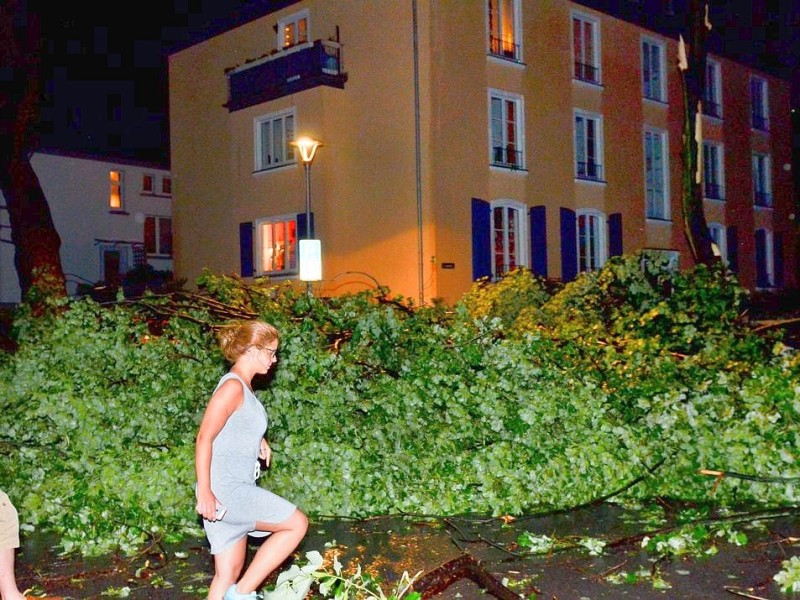 In den späten Abendstunden tobte ein extremes Unwetter über Bochum und hinterließ nach gut 30 Minuten ein totales Chaos. Im Bild: Uhlandstraße, Höhe Einmündung Körnerstraße.