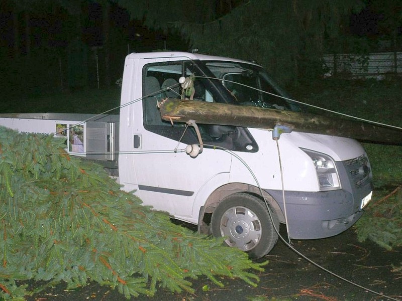 Ein Baum ist mitsamt Lampenmast und Stromleitung auf einen Transporter gestürzt. Diese Foto schickte uns Leser Martin Kosmalksi.