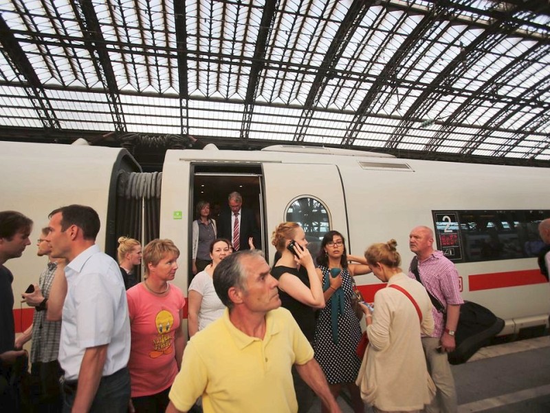 ...Bahnreisende nur auf die stehengebliebenen Züge gucken konnten. Wer konnte,...