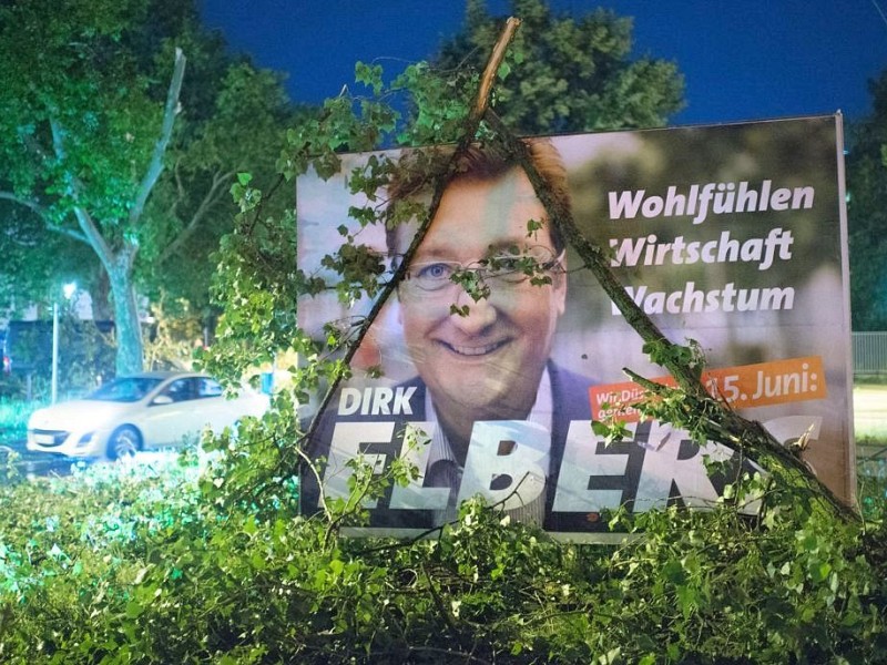 Düsseldorf wählt am Sonntag den neuen Oberbürgermeister. Hier hat es ein Plakat des Kandidaten Dirk Elbers (CDU) erwischt.