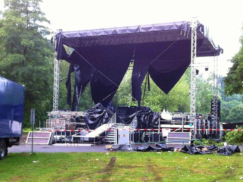 Das Unwetter zerstörte die Bühne auf dem Pfingst Open-Air in Essen-Werden. Mehrere Besucher wurden bei dem Unwetter verletzt.