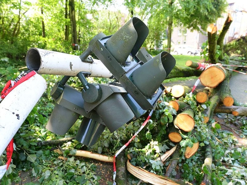 Umgestürzte Bäume und eine zerstörte Ampelanlage an der Middelicher Straße in Gelsenkirchen-Buer.