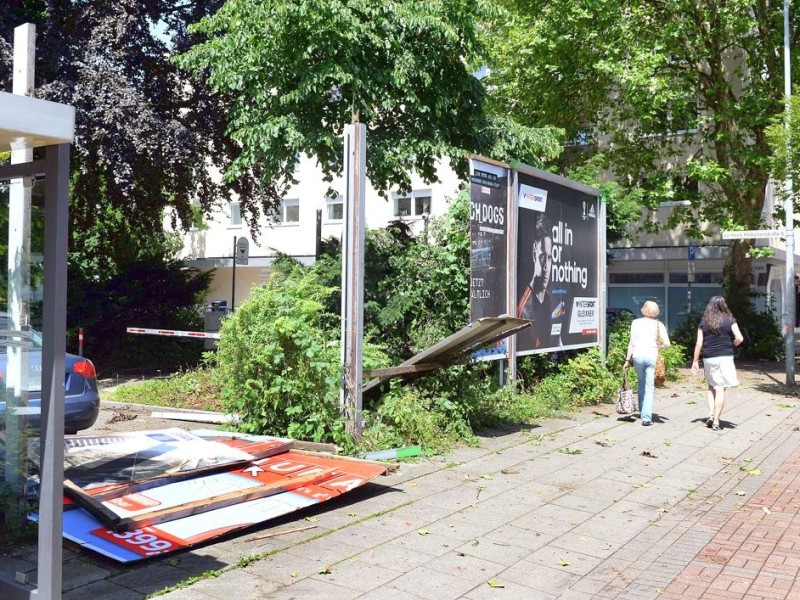 Auch diese Plakatwand auf der Breddestraße in Gelsenkirchen-Buer konnte dem Unwetter nicht standhalten.