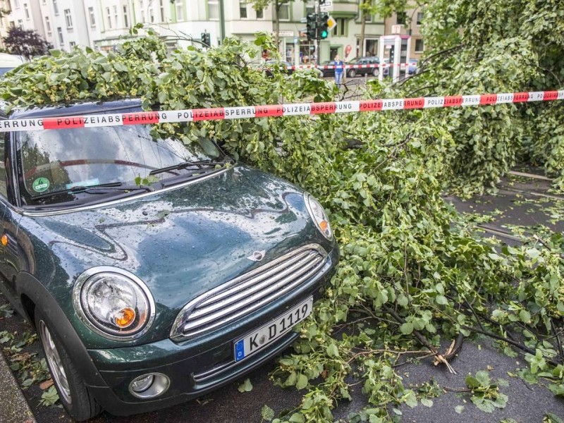 Düsseldorf wurde in der Nacht zum Dienstag von einer Unwetter-Katastrophe heimgesucht. Die traurige Bilanz: drei Tote, zehn Verletzte und Schäden in Höhe von zig Millionen Euro.