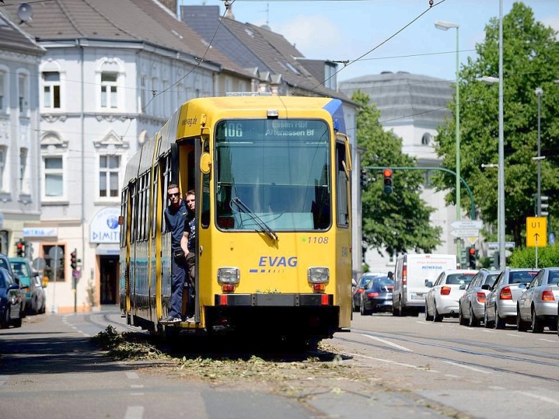 Viele Straßenbahnen der EVAG, hier eine Tram der 106 in Richtung Altenessen an der Haltestelle Sälzerstraße,  müssen bewacht werden. Foto: Kerstin Kokoska