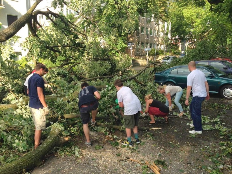 Am Haumannplatz in Rüttenscheid packten am Donnerstag zahlreiche Helfer mit an, um umgestürzte Bäume beiseite zu räumen.