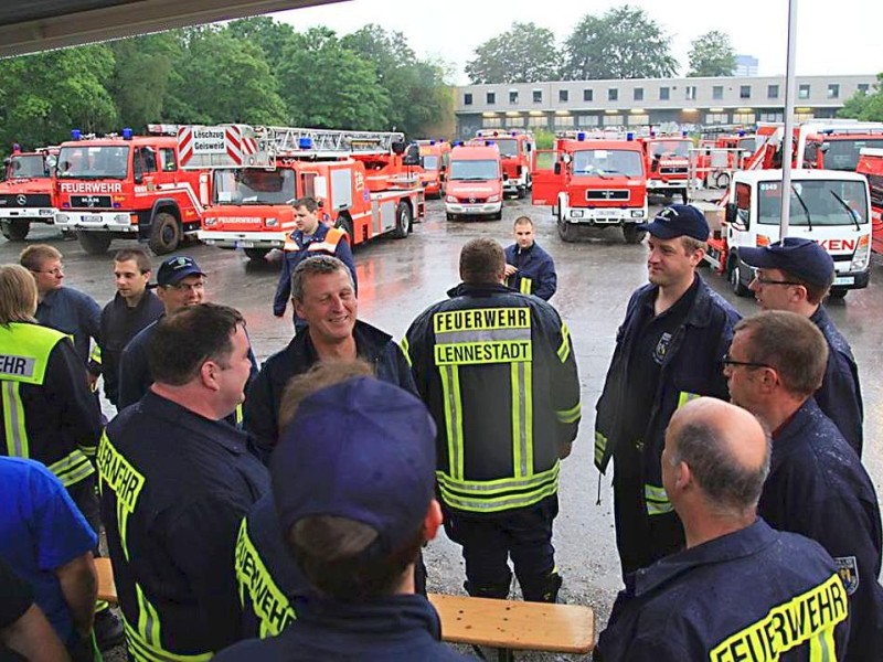 Auch Feuerwehrleute aus Lennestadt packen in Essen mit an. Foto: Mike Filzen