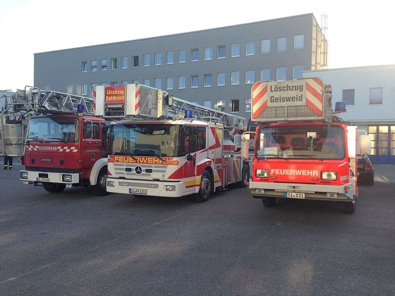 Drehleitern der Feuerwehren Geisweis und Dahlbruch (Kreis Siegen) vor ihrem Einsazu in Essen. Foto: Mike Filzen