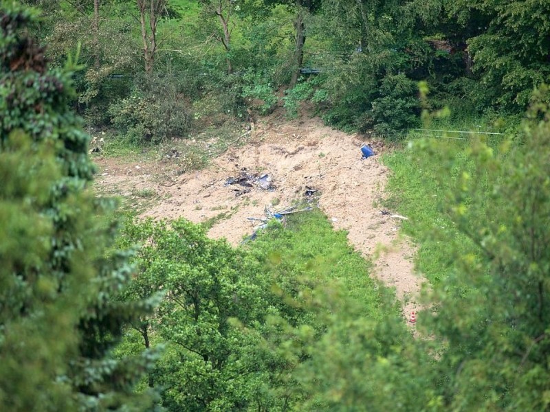 Nach der Kollision mit einem Kampfjet der Bundeswehr ist am Montagnachmittag ein Learjet bei Elpe im Sauerland abgestürzt. Der Unfall geschah bei einer Flugübung. Mindestens ein Insasse des Zivilflugzeugs kam ums Leben.