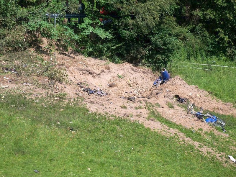 Nach der Kollision mit einem Kampfjet der Bundeswehr ist am Montagnachmittag ein Learjet bei Elpe im Sauerland abgestürzt. Der Unfall geschah bei einer Flugübung. Mindestens ein Insasse des Zivilflugzeugs kam ums Leben.