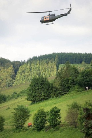 Nach der Kollision mit einem Kampfjet der Bundeswehr ist am Montagnachmittag ein Learjet bei Elpe im Sauerland abgestürzt. Der Unfall geschah bei einer Flugübung. Mindestens ein Insasse des Zivilflugzeugs kam ums Leben.