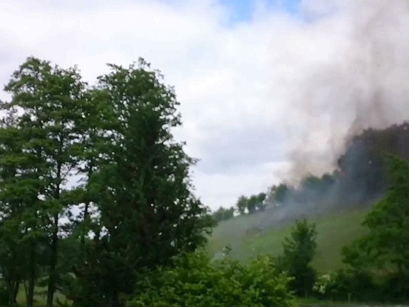 Nach der Kollision mit einem Kampfjet der Bundeswehr ist am Montagnachmittag ein Learjet bei Elpe im Sauerland abgestürzt. Der Unfall geschah bei einer Flugübung. Mindestens ein Insasse des Zivilflugzeugs kam ums Leben.