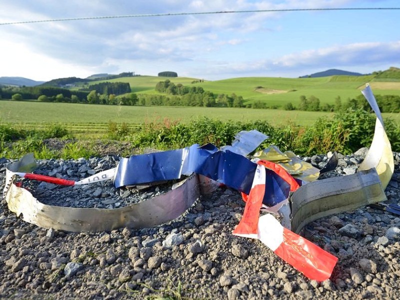 Nach der Kollision mit einem Kampfjet der Bundeswehr ist am Montagnachmittag ein Learjet bei Elpe im Sauerland abgestürzt. Der Unfall geschah bei einer Flugübung. Mindestens ein Insasse des Zivilflugzeugs kam ums Leben.