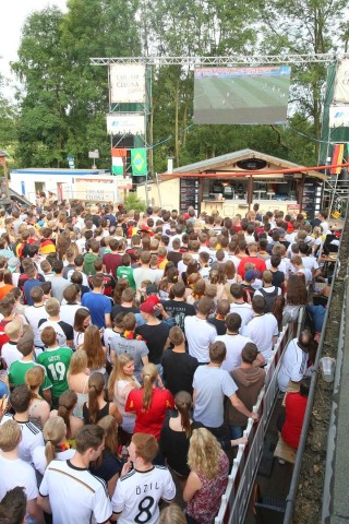 So jubelten und zitterten die Fans beiM Public Viewing in der Essener Bar Celona an der Westfalenstraße.