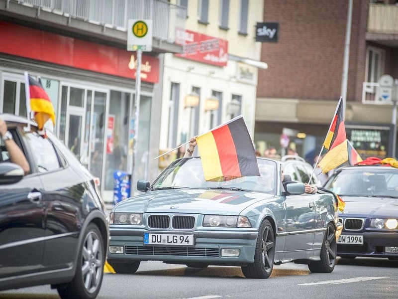 Nach dem Abpfiff starteten Fußballfans einen Autokorso in der Duisburger Innenstadt.