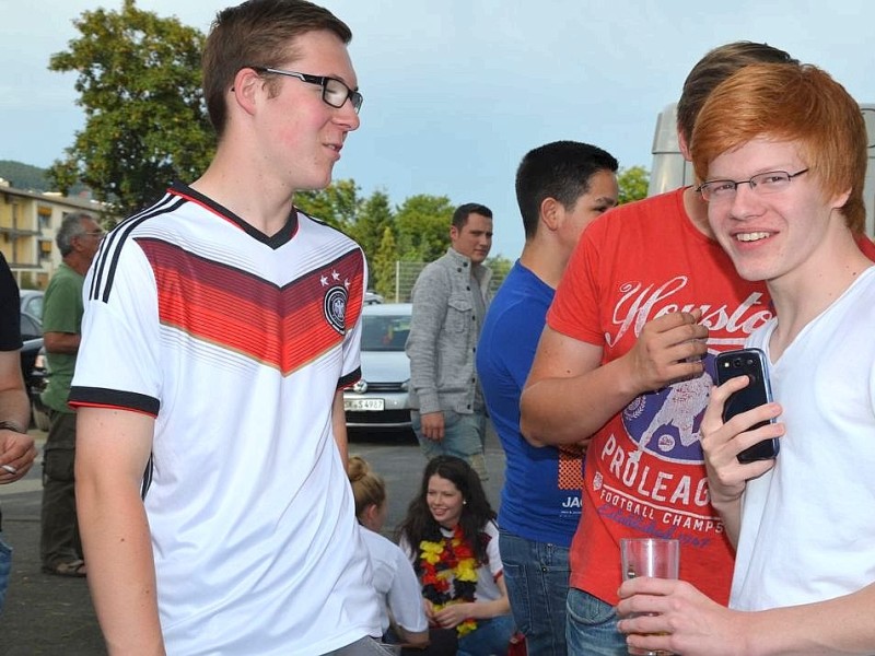 Rund 600 Fußball-Fans verfolgten Freitagabend in der St.-Georgs-Halle das Spiel Deutschland gegen Frankreich.