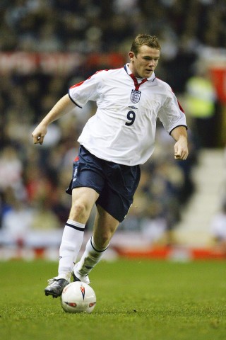 ist Wayne Rooneys Haupthaar noch dicht, beim Freundschaftsspiel gegen Dänemark im November desselben Jahres ebenfalls.