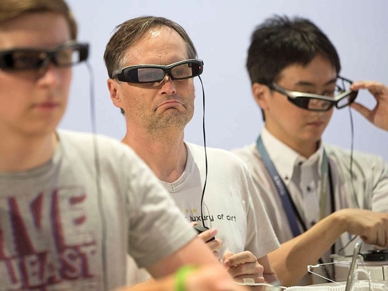 Besucher testeten das Smart EyeGlass von Sony.