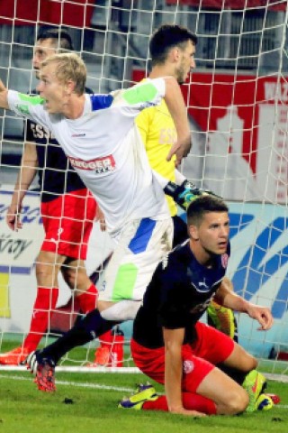 Der FC Kray besiegte im Stadion Essen Rot-Weiss Essen verdient mit 4:2. Auf dem Foto: Philipp Gödde (FCK) erzielt das 3:2.
