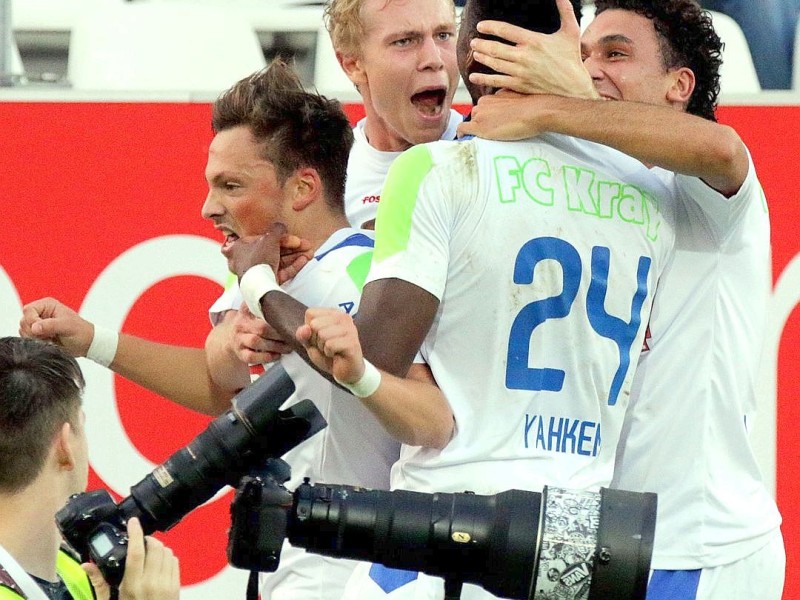 Der FC Kray besiegte im Stadion Essen Rot-Weiss Essen verdient mit 4:2. Auf dem Foto: Kevin Kehrmann, Philipp Gödde, Eric Yahkem und Ilias Elouriachi (FCK) freuen sich über 1:0.