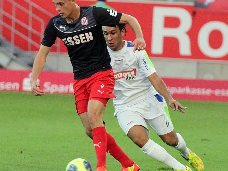 Der FC Kray besiegte im Stadion Essen Rot-Weiss Essen verdient mit 4:2. Auf dem Foto: Marcel Platzek (RWE) gegen Ilias Elouriachi (FCK).