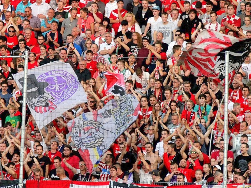 Der FC Kray besiegte im Stadion Essen Rot-Weiss Essen verdient mit 4:2. Auf dem Foto: Noch ist die Stimmung gut bei den Rot-Weiß-Fans.