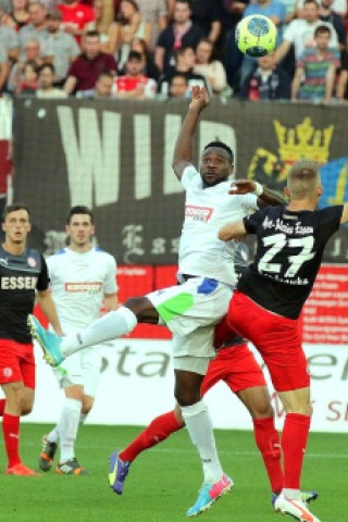 Der FC Kray besiegte im Stadion Essen Rot-Weiss Essen verdient mit 4:2. Auf dem Foto: Eric Yahkem (FCK) gegen Max Dombrowka (RWE).